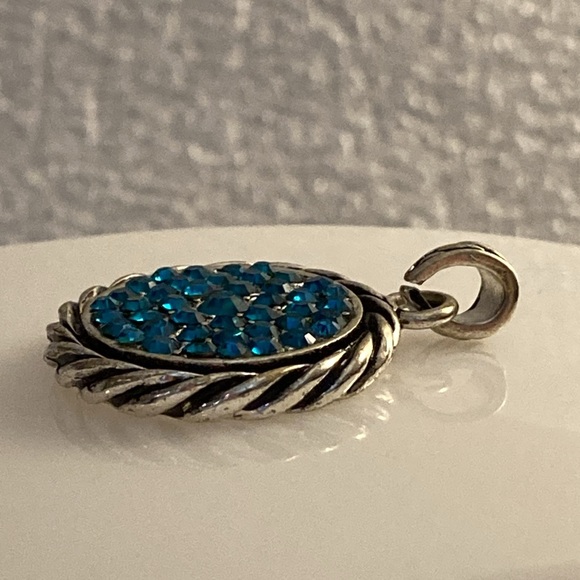 NWOT - Silvertone Scalloped Edge Turquoise Blue Crystal Pendant & Triangle Bale - Picture 4 of 6